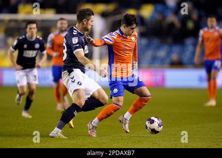 Liam Walsh von Swansea City (rechts) und Ryan Leonard von Millwall in Aktion während des Spiels der Sky Bet Championship im Den, Millwall. Foto: Dienstag, 14. März 2023. Stockfoto