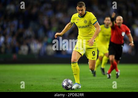 Porto, Portugal, 14. März 2023. Dragao Stadium, Champions League 2022/2023, FC Porto gegen Inter Mailand; Edin Dzeko von Inter Mailand, während des Spiels zwischen dem FC Porto und Inter Mailand für die Champions League 2022/2023 im Dragao Stadium in Porto am 14. März. Foto: Daniel Castro/DiaEsportivo/Alamy Live News Stockfoto