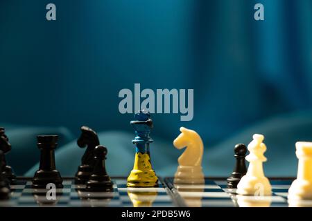 Schachkönig in der Farbe der ukrainischen Flagge auf einem Schachbrett, Schach und dem Schachspiel, Politik Stockfoto