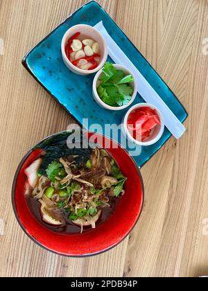 Dan Dan Noodles, Draufsicht. Dan Dan Noodles ist ein würziges Szechuan-Gericht, das häufig in chinesischem Street Food zu finden ist. Zu den Zutaten gehören dicke Reisnudeln, sichuanpfeffer, Chiliöl und Schweinepulver Stockfoto