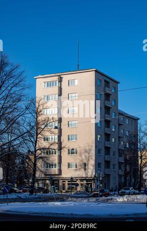 Munkkiniemen portti, ein von U.G. entworfenes Wohngebäude Linnapuomi und erbaut 1938 im Munkkiniemi-Bezirk Helsinki, Finnland Stockfoto