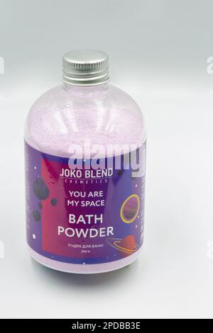 Kiew, Ukraine - October17, 2021: Studio Shooting of Joko Blend Kosmetics Badpulver Salze Glas Nahaufnahme auf Weiß. Badesalz für Schönheit und Entspannung. Stockfoto