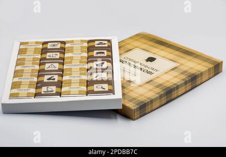 Kiew, Ukraine - October17, 2021: Studioaufnahme mit Schokolade als Geschenk für einen Mann gegen Weiß. Stockfoto