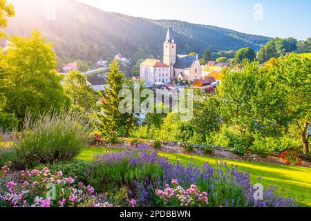 Rozmberk Stadtpanorama mit Kirche des Hl. Nikolaus, Rozmberk nad Vltavou, Tschechische Republik Stockfoto