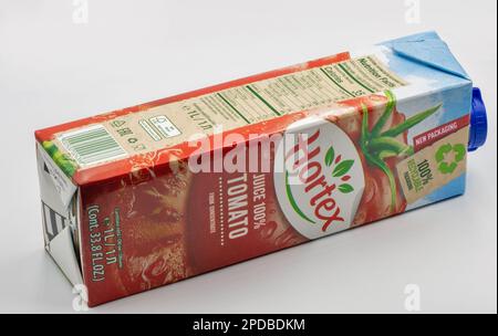 Kiew, Ukraine - 26. Mai 2022: Studio Shoot of Hortex Tomato Juice Paket Nahaufnahme auf Weiß. Hortex ist einer der weltweit größten Hersteller von Säften, Stockfoto
