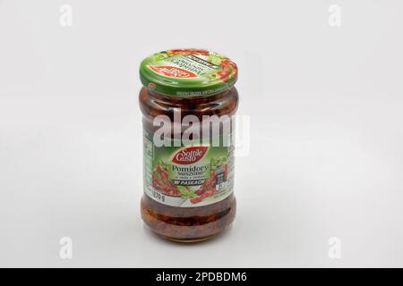 Kiew, Ukraine - 01. Juni 2022: Studioaufnahme von Sottile Gusto getrockneten Tomaten im Glas auf Weiß. Stockfoto