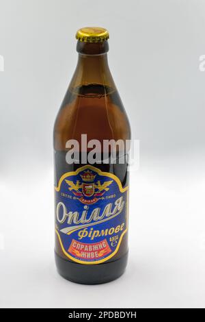 Kiew, Ukraine - 01. Juni 2022: Studioaufnahme von Opillia Ukrainian Bier Flasche auf Weiß. Opillia ist eine Brauerei in Ternopil. Stockfoto