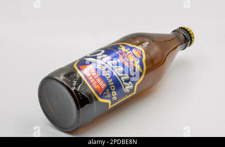 Kiew, Ukraine - 01. Juni 2022: Studioaufnahme von Opillia Ukrainian Bier Flasche auf Weiß. Opillia ist eine Brauerei in Ternopil. Stockfoto