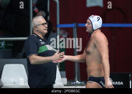 ZAGREB, KROATIEN - MÄRZ 14: Trainer Alessandro Campagna aus Italien schütteln sich am 14. März 2023 im Mladost Sports Park Pool in Zagreb, Kroatien, beim Wasserpolo-Weltmeisterschaftsspiel der Herren zwischen Italien und den USA die Hand mit Nicholas Presciutti aus Italien. Foto: Matija Habljak/PIXSELL Stockfoto