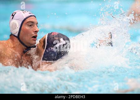 ZAGREB, KROATIEN - 14. MÄRZ: Nicholas Presciutti aus Italien und Ben Hallock aus den USA in Aktion beim Wasserpolo-Weltmeisterschaftsspiel der Herren zwischen Italien und den USA am 14. März 2023 im Mladost Sports Park Pool in Zagreb, Kroatien. Foto: Matija Habljak/PIXSELL Stockfoto