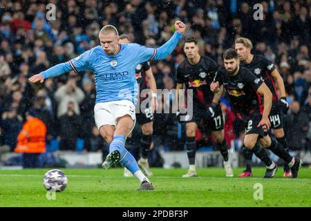 Etihad Stadium, Manchester, Großbritannien. 14. März 2023. Champions League Fußball, Runde der 16. Teilstrecke, Manchester City gegen RB Leipzig; Erling Haaland von Manchester City trifft nach einem Elfmeterball und erzielt in der 22.-minütigen Runde 1-0 Punkte. Guthaben: Action Plus Sports/Alamy Live News Stockfoto