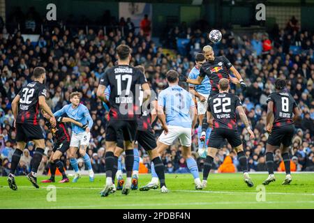 Etihad Stadium, Manchester, Großbritannien. 14. März 2023. Champions League Fußball, Runde der 16. Teilstrecke, Manchester City gegen RB Leipzig; Benjamin Henrichs von RB Leipzig leitet den Ball von einem Eckstoß ab Credit: Action Plus Sports/Alamy Live News Stockfoto