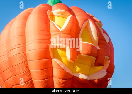 Riesiger Kürbis Jack O Lantern Heißluftballon Stockfoto