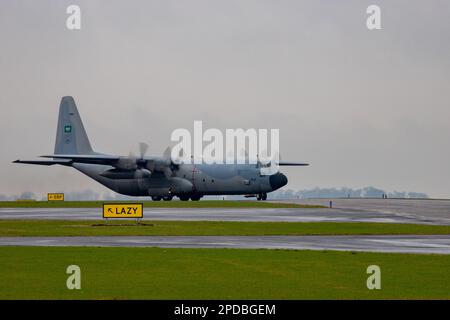 Royal Saudi Air Force Hercules fährt bei der RAF Waddington während der Übung Cobra Warrior 2023. Stockfoto