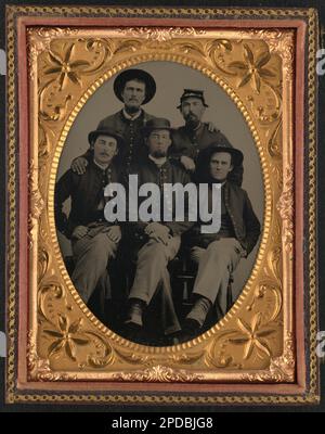 Fünf nicht identifizierte Soldaten in Uniformen der Union. Liljenquist Family Sammlung von Bürgerkriegsfotos, FAmbrotype/Tintype Fotoserie, pp/liljunion. Usa, Armee, Volk, 1860-1870, Soldaten, Union, 1860-1870, Militäruniformen, Union, 1860-1870, USA, Geschichte, Bürgerkrieg, 1861-1865, Militärpersonal, Gewerkschaft. Stockfoto