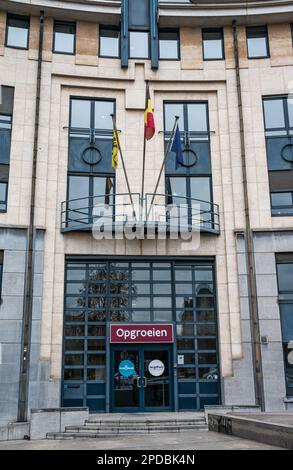 Saint Gilles, Region Brüssel-Hauptstadt, Belgien, 4. März 2023 - Fassade der staatlichen Organisation für den Schutz von Kindern und Familien Stockfoto