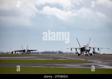 Finnische Luftwaffe McDonnell Douglas F/A-18C Hornet Rolling bei RAF Waddington während der Übung Cobra Warrior 2023. Stockfoto