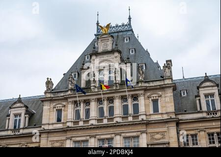 Saint Gilles, Region Brüssel-Hauptstadt, Belgien, 4. März 2023 - Detail des Rathauses mit belgischer Flagge Stockfoto