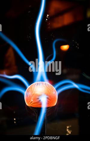 Energiestrahlen aus einer Kugel mit orangefarbenem Kern Stockfoto