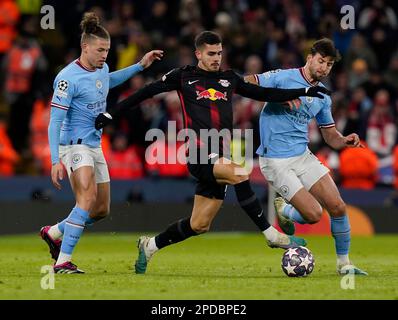 Manchester, Großbritannien. 14. März 2023. Andre Silva von RB Leipzig, angegriffen von Kalvin Phillips (l) und Ruben Dias von Manchester City während des UEFA Champions League-Spiels im Etihad Stadium, Manchester. Der Bildausdruck sollte lauten: Andrew Yates/Sportimage Credit: Sportimage/Alamy Live News Stockfoto