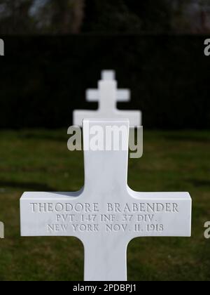 Die Grabmarkierung von Theodore Brabender, einem amerikanischen Infanterie-Soldaten, auf dem Flanders Field American Cemetery and Memorial, Waregem, Belgien. Stockfoto