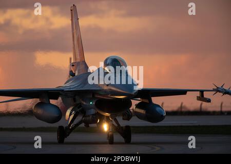 Die belgische Luftwaffe F-16 rollte nach der Landung von einer Sortie während der 2023 Cobra-Krieger-Übung auf der RAF Waddington. Stockfoto