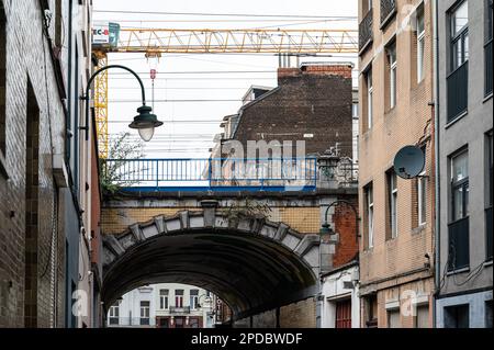 Brüsseler Altstadt, Belgien - 12. März 2023 - Eisenbahnbrücke und Wohnhäuser Stockfoto