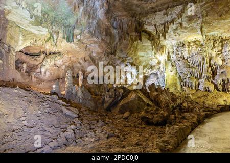 Prometheus Cave Natural Monument - die größte Höhle in Georgia mit hängenden Steinvorhängen, Stalaktiten und Stalagmiten, bunt beleuchteten Felsen Stockfoto