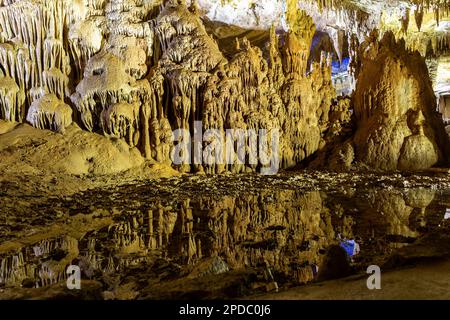 Prometheus Cave Natural Monument - die größte Höhle in Georgia mit versteinerten Wasserfällen, hängenden Steinvorhängen, Stalaktiten und Stalagmiten, Undergr Stockfoto