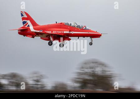 RAF Red Arrow landet bei RAF Waddington. Stockfoto