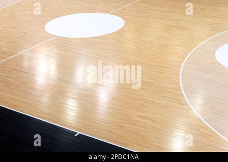 Holzboden Volleyball, Basketball, Badminton, Futsal, Handballplatz mit Lichteffekt. Holzfußboden der Sporthalle mit Markierungslinien auf Woode Stockfoto