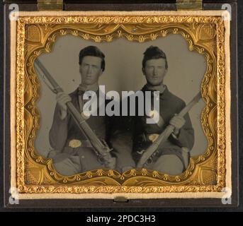 Zwei unidentifizierte Soldaten, möglicherweise Brüder, in Uniform mit Musketen. Liljenquist Family Sammlung von Bürgerkriegsfotos, FAmbrotype/Tintype Fotoserie, pp/liljunion. Usa, Armee, Volk, 1860-1870, Soldaten, Union, 1860-1870, Militäruniformen, Union, 1860-1870, USA, Geschichte, Bürgerkrieg, 1861-1865, Militärpersonal, Gewerkschaft. Stockfoto