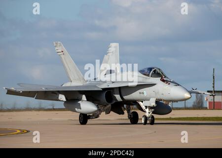 Finnische Luftwaffe McDonnell Douglas F/A-18C Hornet Rolling bei RAF Waddington während der Übung Cobra Warrior 2023. Stockfoto