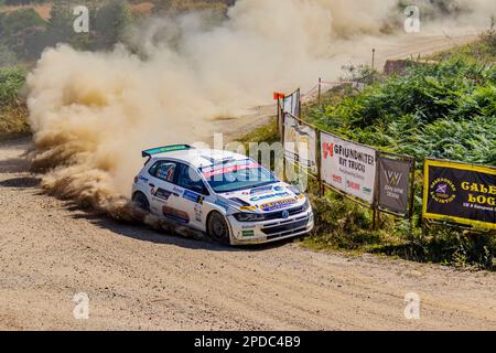 Keith Cronin und Mikie Galvin (Autonummer 2) - Grampian Forest Rally- SS3/6 - BRC Stockfoto