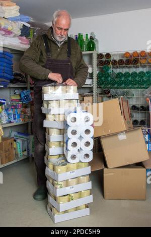 Trossingen, Deutschland, 03/14/2023. Ein Prepper hortet Vorräte im Keller, um autark zu sein. Stockfoto