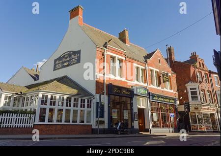 Moon Under the Water: Ein Wetherspoon's Pub an der High Street in Boston Lincolnshire Stockfoto