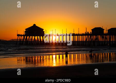 Silhouette des Piers am Pazifik bei Sonnenuntergang am Huntington Beach, Kalifornien Stockfoto