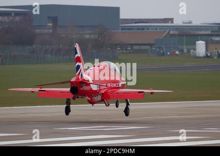 RAF Red Arrow landet bei RAF Waddington. Stockfoto