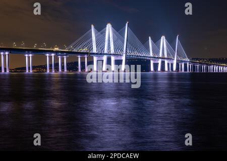 Nachtfoto der Governor Mario M. Cuomo Bridge, die sich über den Hudson River zwischen Tarrytown und Nyack erstreckt Stockfoto