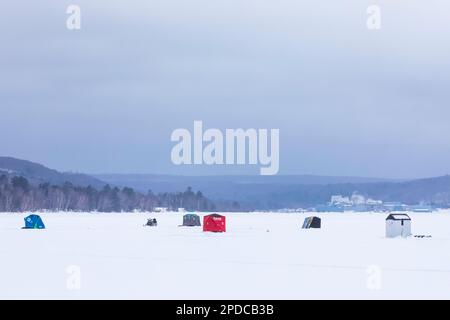 Eisangeln in der Munising Bay vor Sand Point in Pictured Rocks National Lakeshore, Upper Peninsula, Michigan, USA [Keine Veröffentlichungen; nur redaktionelle Lizenzierung Stockfoto