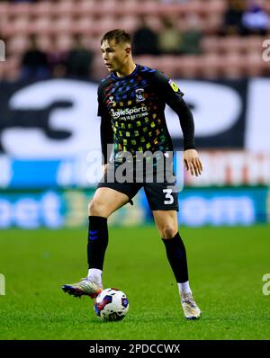 Callum Doyle von Coventry City während des Sky Bet Championship-Spiels im DW Stadium, Wigan. Foto: Dienstag, 14. März 2023. Stockfoto