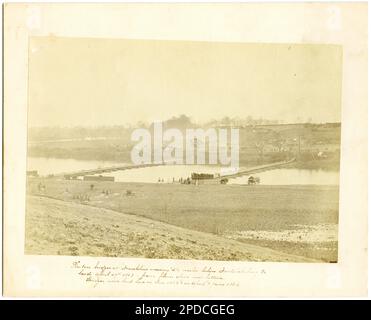 Ponton, d. h. Ponton-Brücken am 'Franklins Crossing' 2-1/2 Meilen unterhalb von Fredericksburg, Virginia, gelegt am 29. 1863. April - von der Ebene über den Flussoberbrücken wurden hier im Dezember verlegt. 1862 und im April und Juni 1862, d. h. 1863. Titel von Posten, Zugangsbox Nr. DLC/PP-1974:175. Militärlager, Virginia, 1860-1870, Pontonbrücken, Virginia, 1860-1870, Usa, Geschichte, Bürgerkrieg, 1861-1865, Militärpersonal, Virginia. Stockfoto