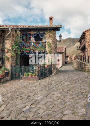 Bürgermeister von Bárcena, mit einem Schneemann und Weihnachtsgirlanden dekoriertes Haus in der Stadt, die zu einem der schönsten in Spanien, Kantabrien, Spanien, erklärt wurde. Stockfoto