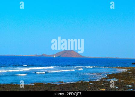 Blick auf Lanzarote von Fuerteventura Stockfoto