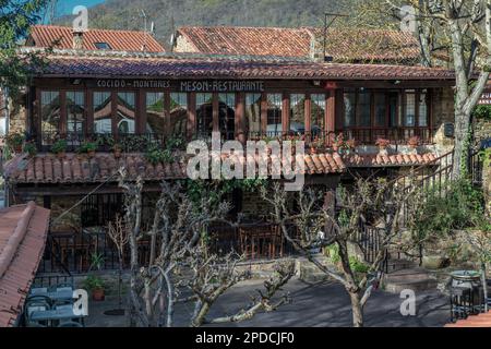 Argoza Fluss in Bárcena Mayor, erklärte die schönste Stadt in Spanien, Kantabrien, Europa Stockfoto