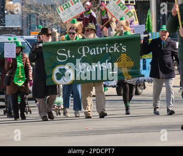 St. Patrick's Day Parade: Banner für die St. Patrick's Parish. Halifax, Kanada, März 2023 Stockfoto
