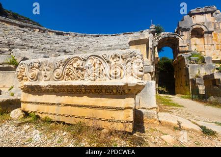 Skulpturales Element auf Ruinen des römischen Theaters in der antiken lykischen Stadt Myra, Türkei Stockfoto