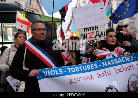 Marche pour l'Ukraine et la Géorgie contre la politique et l'ingérence du régime russe dans ces deux Pays. UN défilé aux cris de 'Russie terroriste' Stockfoto