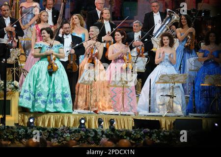 Madrid, Spanien. 14. März 2023. Mitglieder des Johann Strauss-Andre Rieu Orchestra treten während des Konzerns Tour 2023 im Zauberzentrum von Madrid auf. (Foto: Atilano Garcia/SOPA Images/Sipa USA) Guthaben: SIPA USA/Alamy Live News Stockfoto