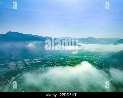 KAILI, CHINA - 9. MÄRZ 2023 - (DATEI) Foto aufgenommen am 9. März 2023, zeigt einen nebligen Morgen im Cloud Valley, Zhouxi Town, Kaili City, Guizhou Provin Stockfoto